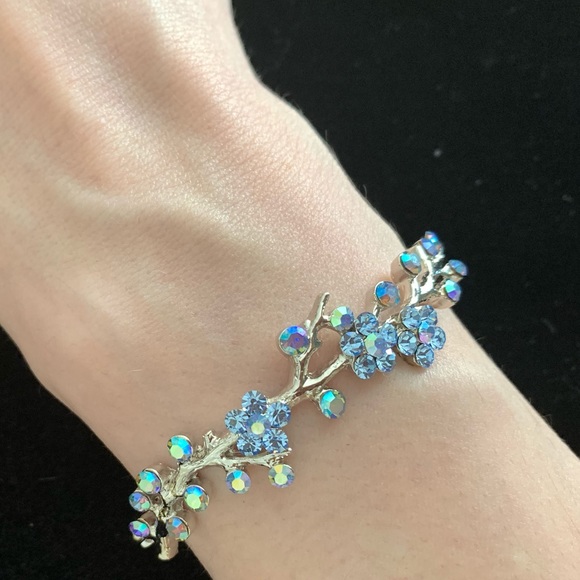 🆕🔥SWAROVSKI Blue Crystals Very Shiny Bracelet - Picture 1 of 5
